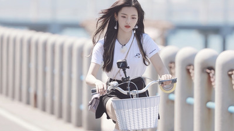 杨超越机场混搭引热议：两万外套配百元牛仔是松弛还是失误