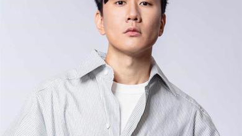 林俊杰同色系情侣装低调逛街疑似恋情曝光引热议